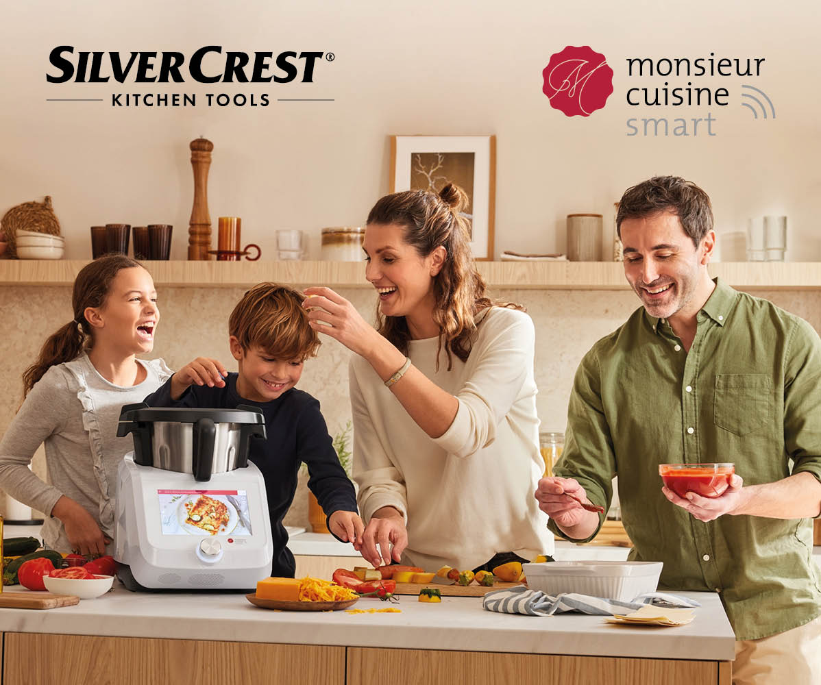 Eine Familie kocht mit einem Monsieur Cuisine Smart Küchengerät.