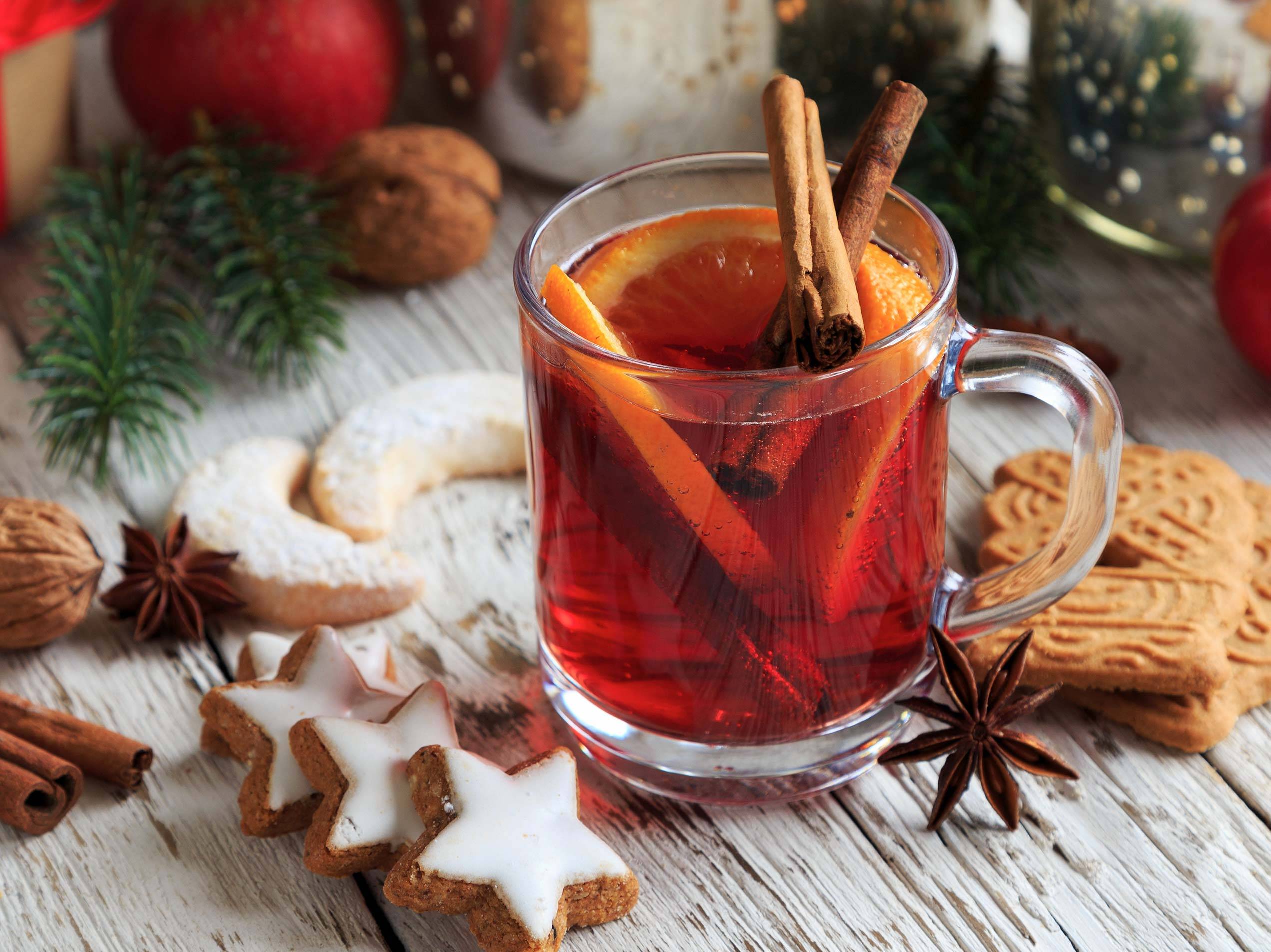 Glühwein mit Cranberries, Orange und Zimt