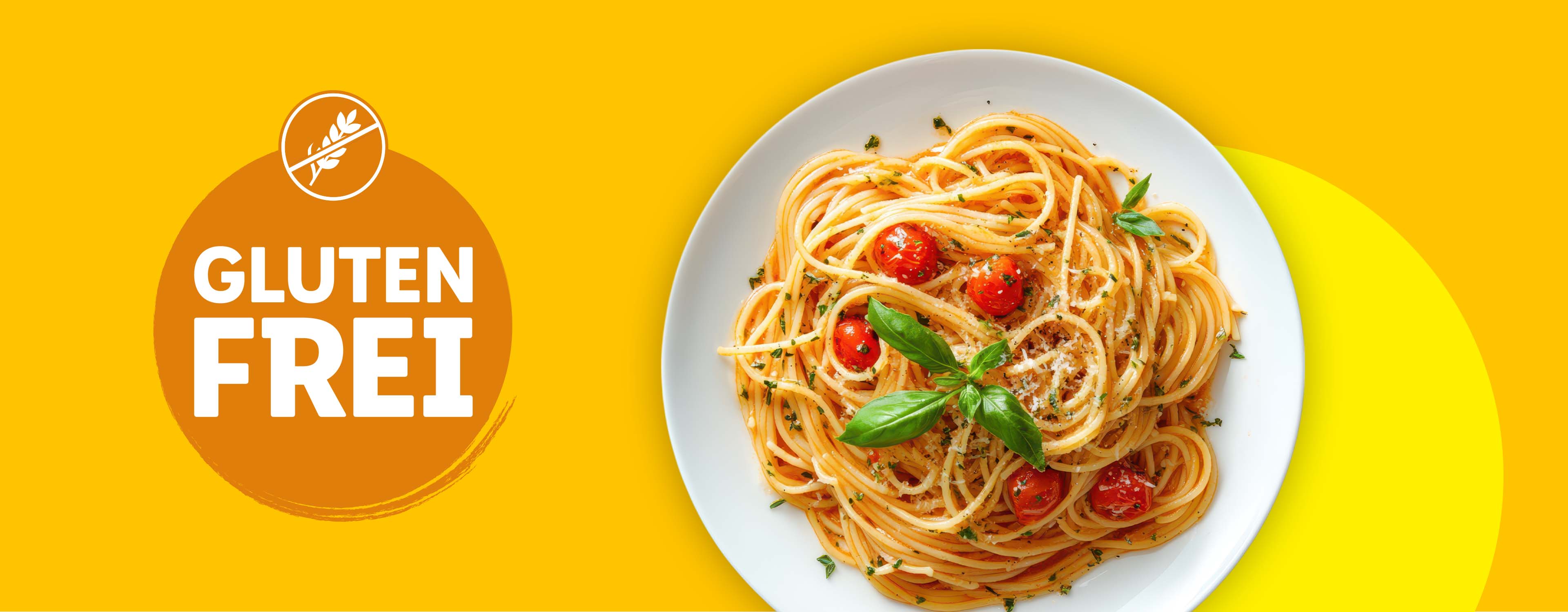 Glutenfreie Spaghetti mit Tomaten und Basilikum auf gelbem Hintergrund.