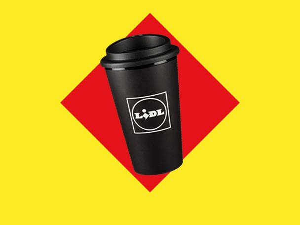 Ein schwarzer Thermobecher mit Lidl-Logo auf gelbem und rotem Hintergrund.