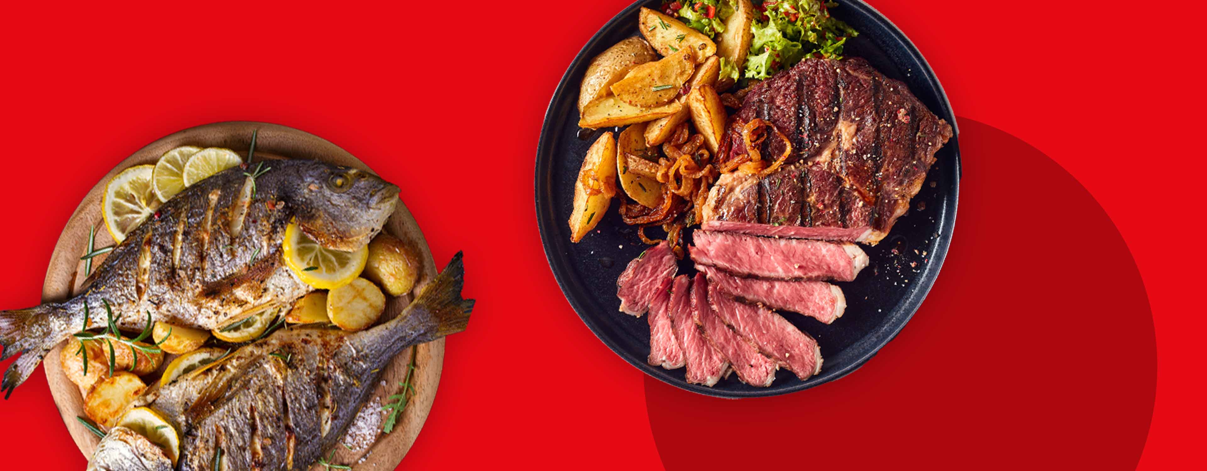 Gegrillter Fisch und Steak mit Kartoffeln und Salat auf roten Hintergrund.