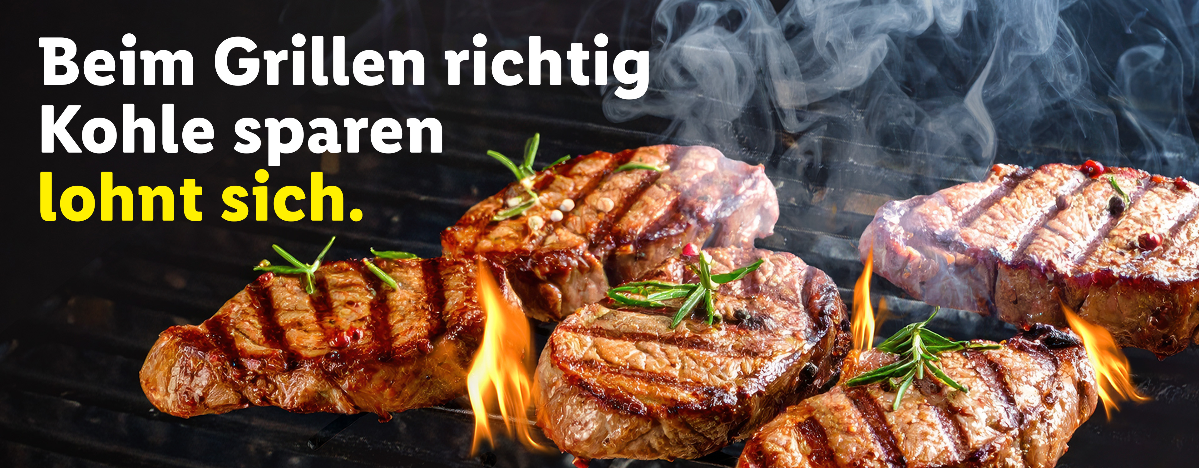 Gegrillte Steaks mit Kräutern und Rauch, Text: Beim Grillen richtig Kohle sparen lohnt sich.