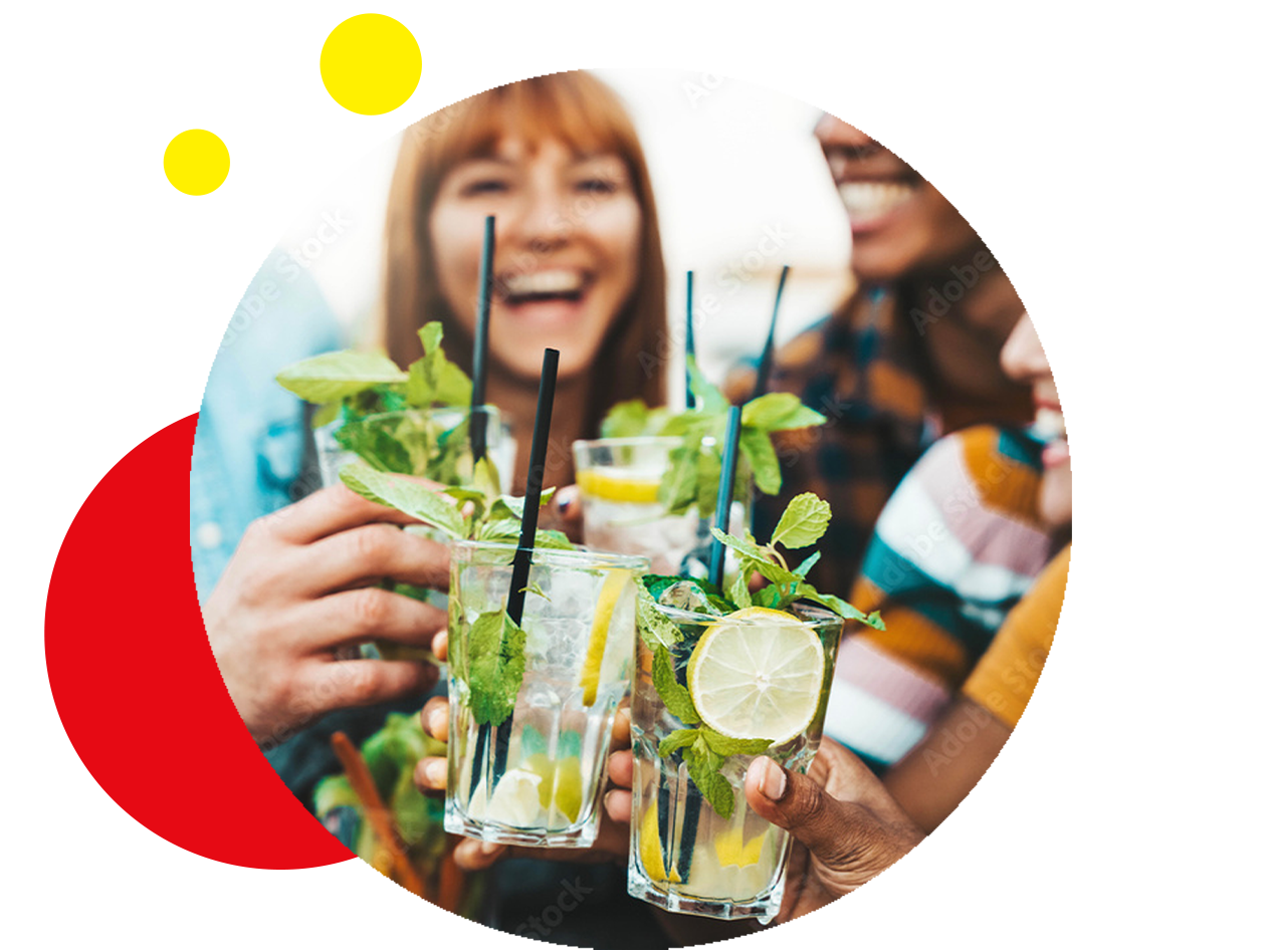 Freunde stoßen mit erfrischenden Mojitos an.
