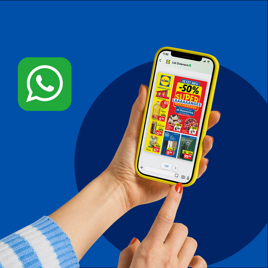 Eine Hand hält ein Smartphone mit der Lidl-App, die Angebote wie Öl und Trauben zeigt, daneben ein WhatsApp-Logo.
