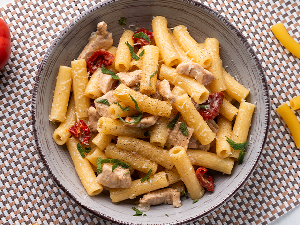 Hühnchen Rigatoni mit getrockneten Tomaten