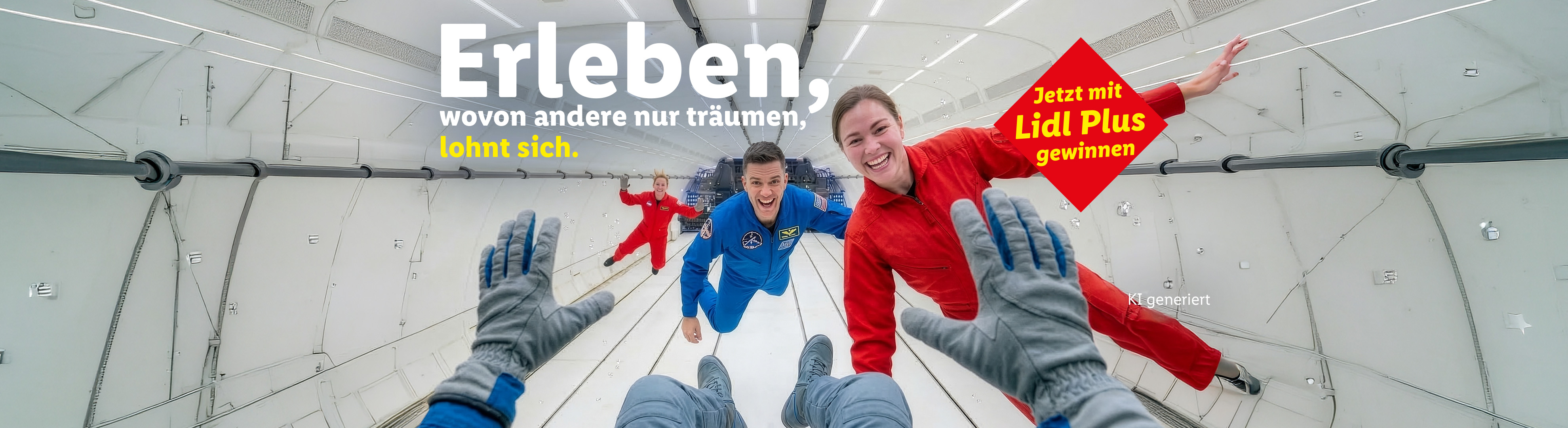 Drei Menschen schweben in einem Flugzeug, mit dem Text 'Erleben, wovon andere nur träumen, lohnt sich. Jetzt mit Plus gewinnen'.