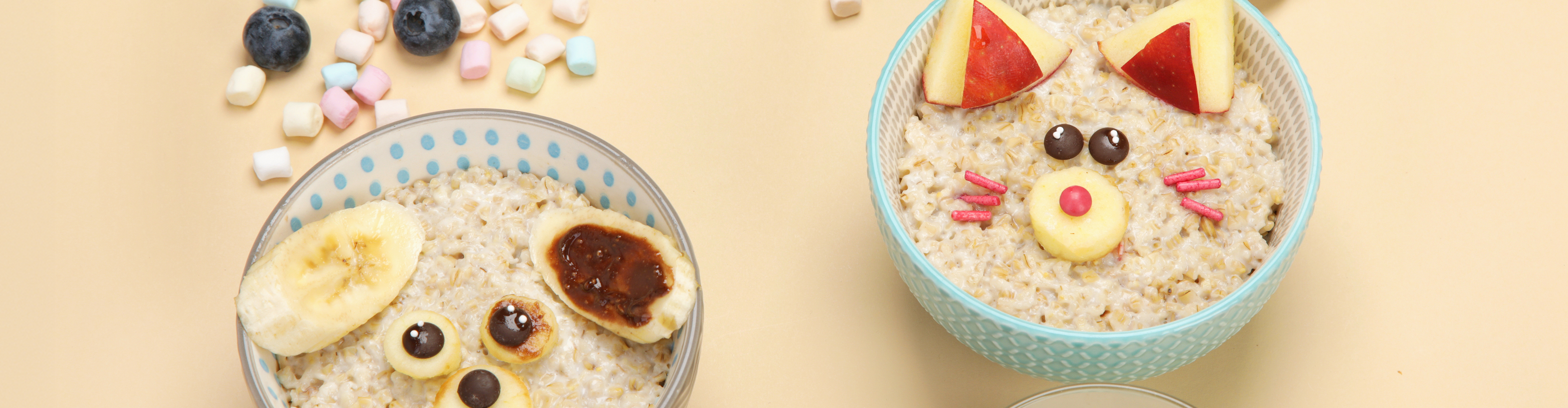 Haferbrei mit Früchten und Süßigkeiten, als Tiergesichter dekoriert