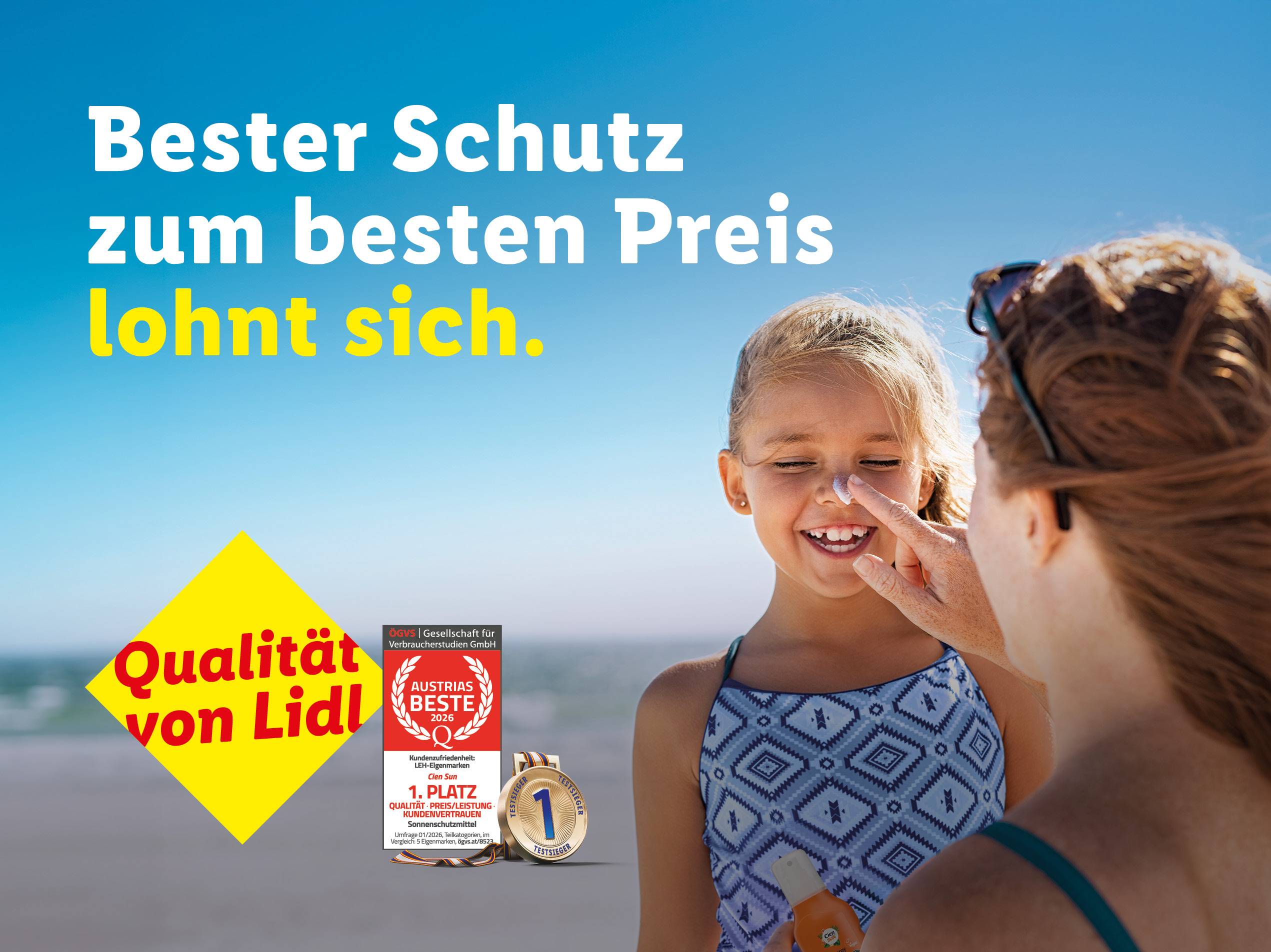 Mutter cremt Kind mit Sonnencreme ein, daneben Auszeichnungen für Qualität und Preis-Leistung.