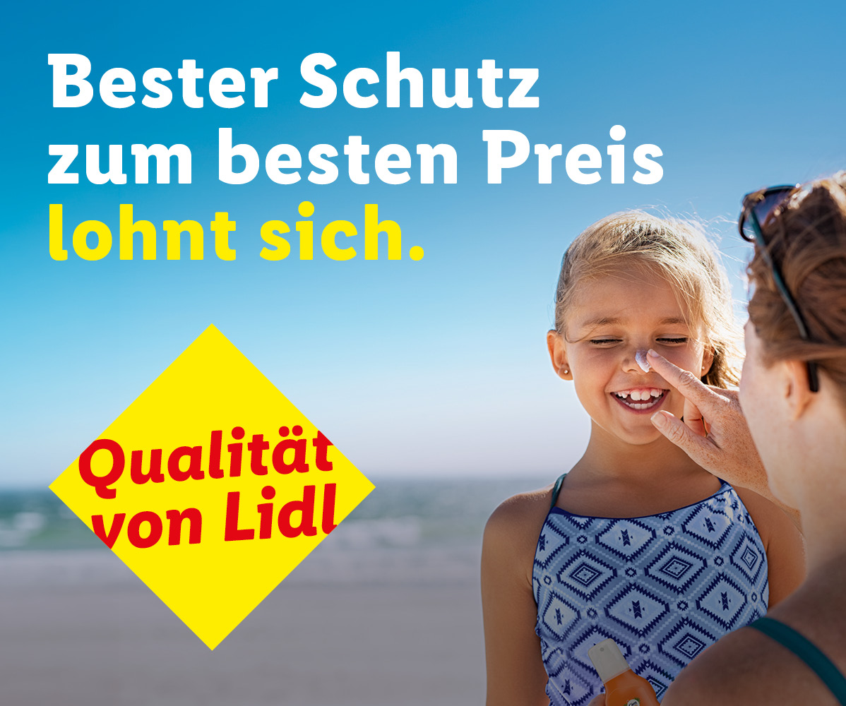 Mutter cremt Kind am Strand mit Sonnencreme ein. Text: Bester Schutz zum besten Preis lohnt sich. Qualität.