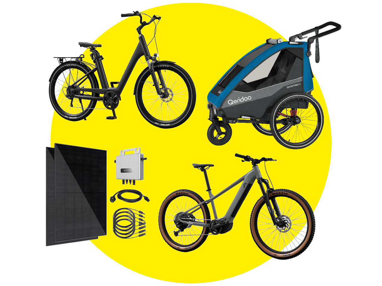 Zwei E-Bikes, ein Fahrradanhänger und Solarmodule mit Wechselrichter auf gelbem Hintergrund.