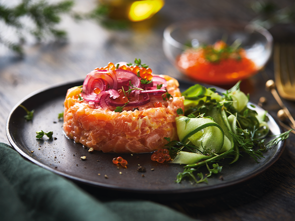 Räucherlachs-Tartar mit Gurken-Kräutersalat