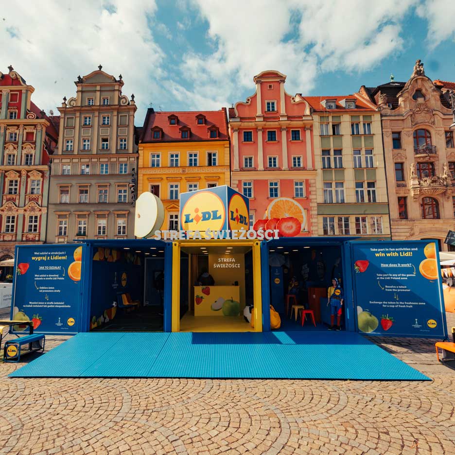 Eine Lidl-Installation zum Thema Obst und Gemüse, mit Spielen und Aktivitäten, auf einem Stadtplatz.