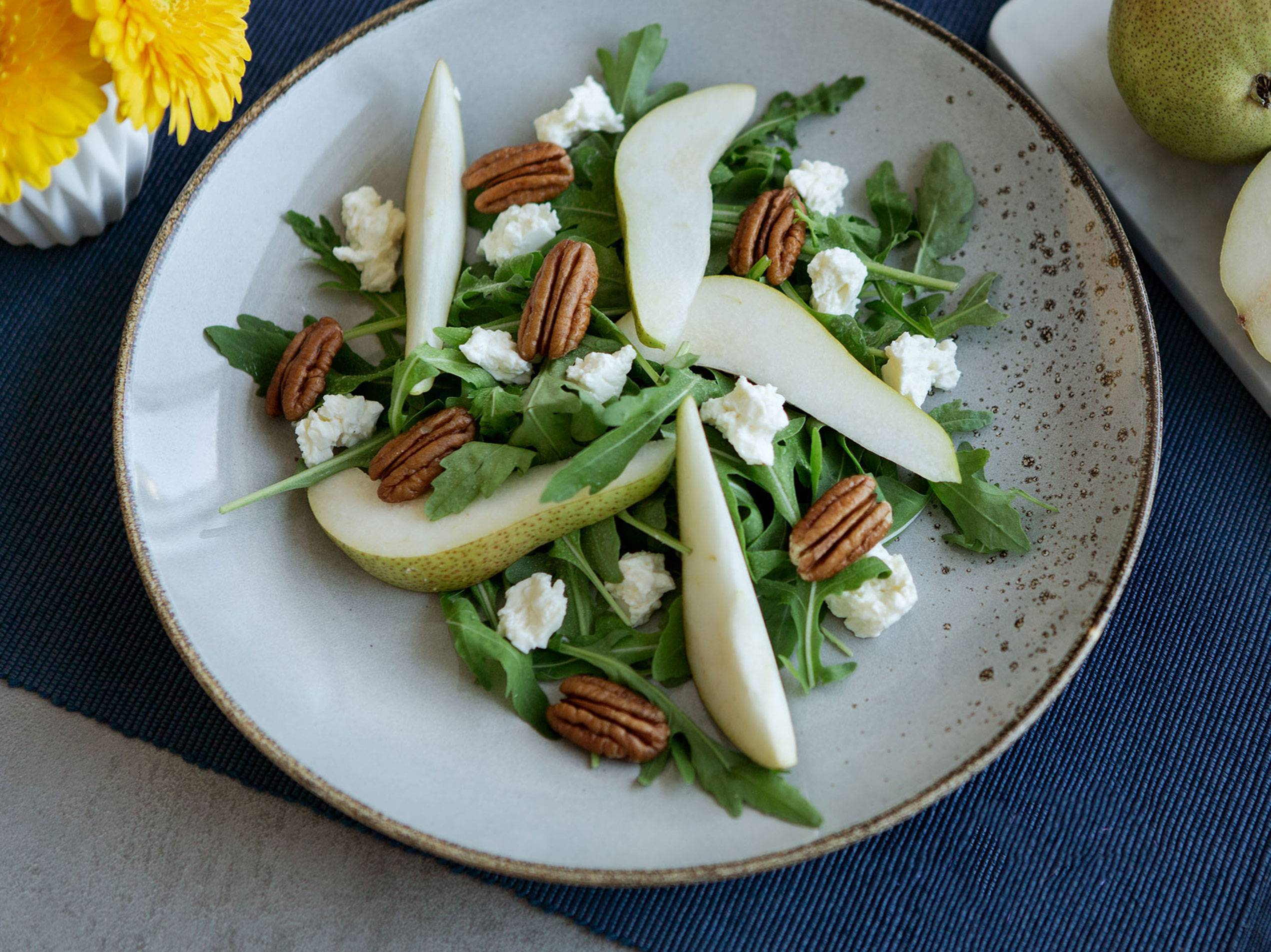 Frischer Rucola-Birnen-Salat