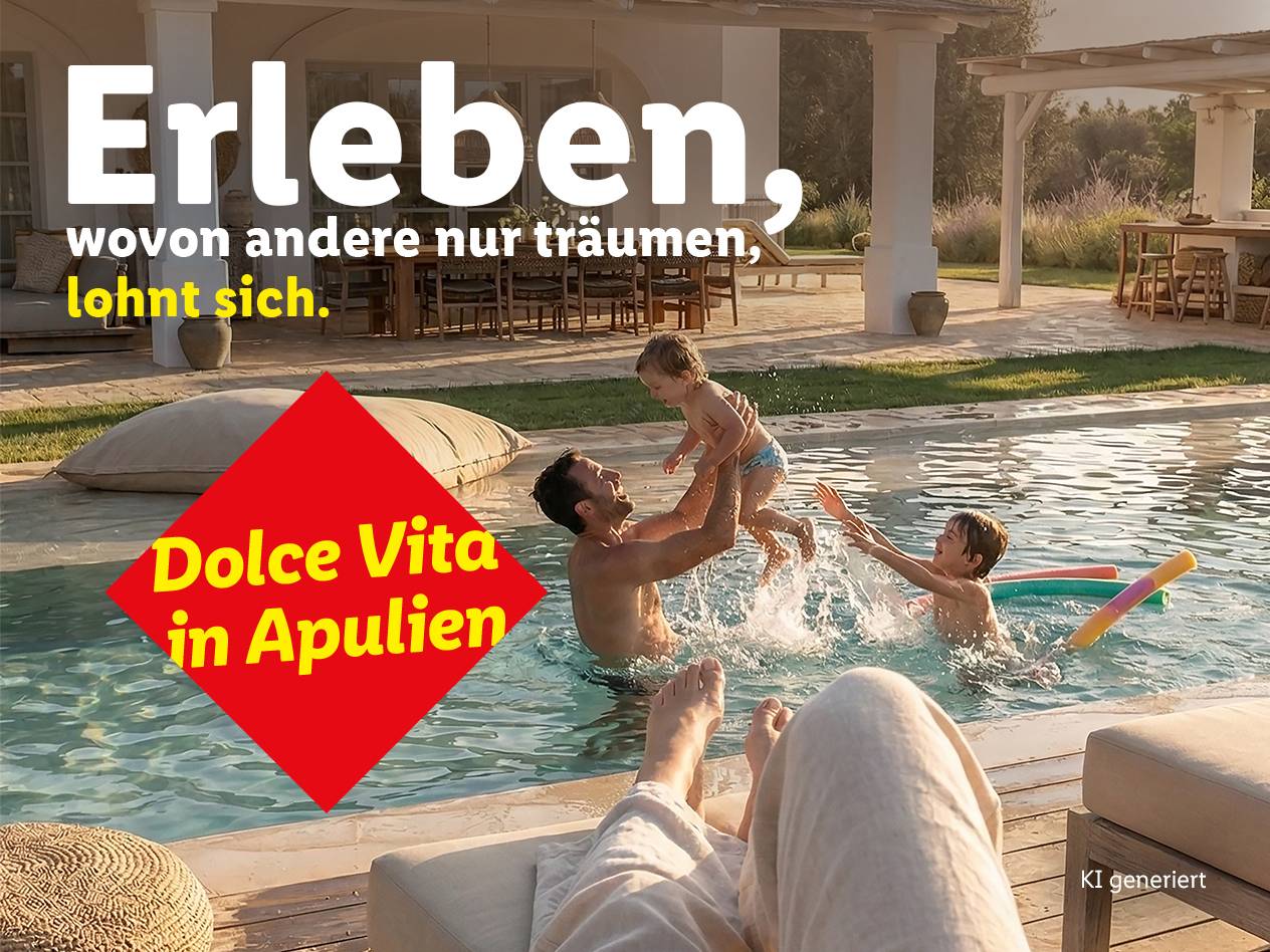 Familie genießt die Dolce Vita in Apulien am Pool, mit dem Text: 'Erleben, wovon andere nur träumen, lohnt sich.'