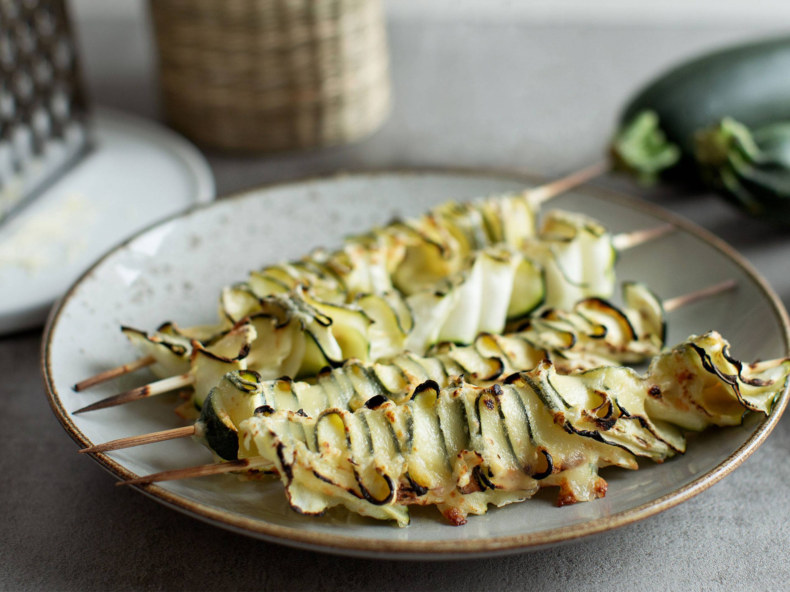 Zucchini-Spieße mit Käse