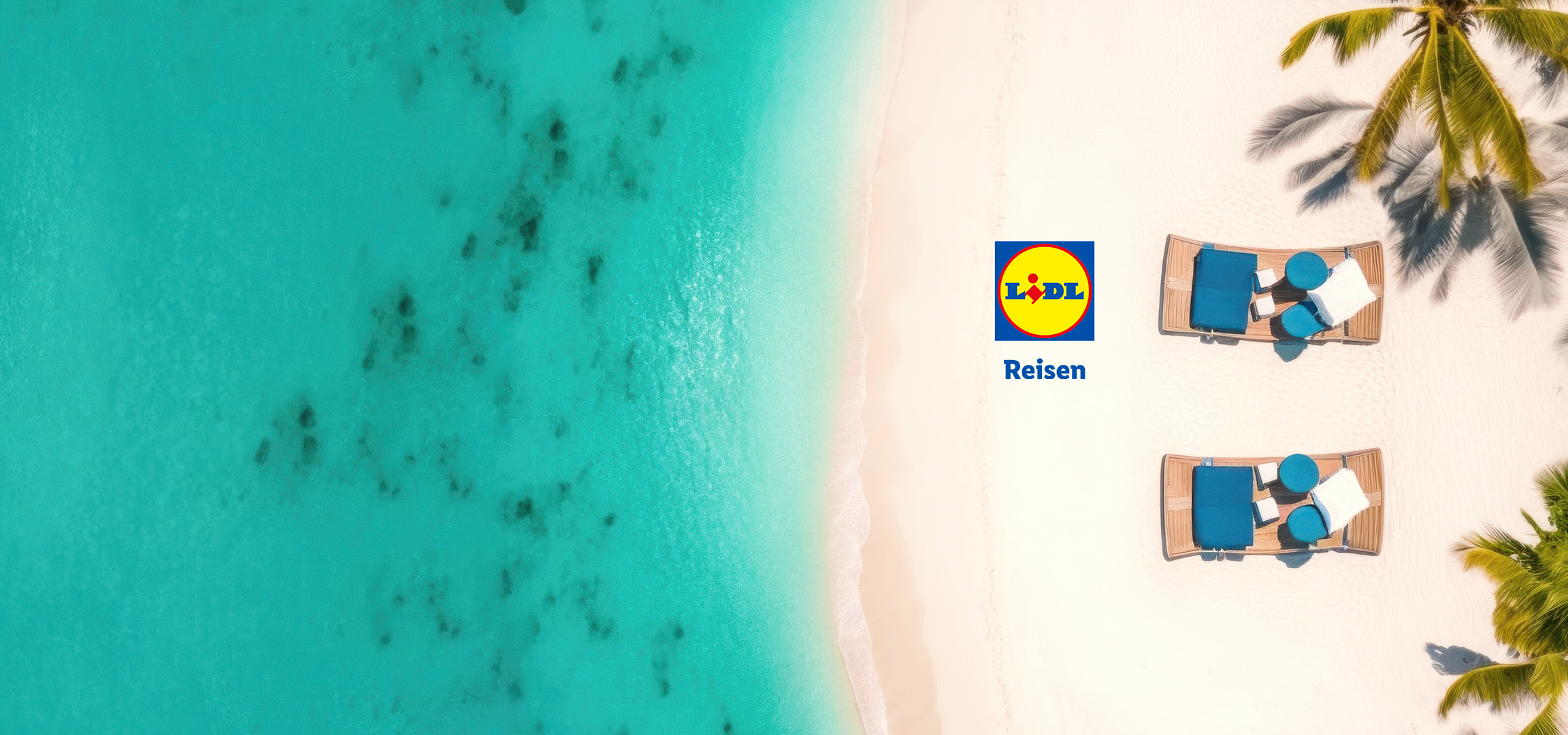 Luftaufnahme eines tropischen Strandes mit Liegestühlen und dem Lidl Reisen Logo.