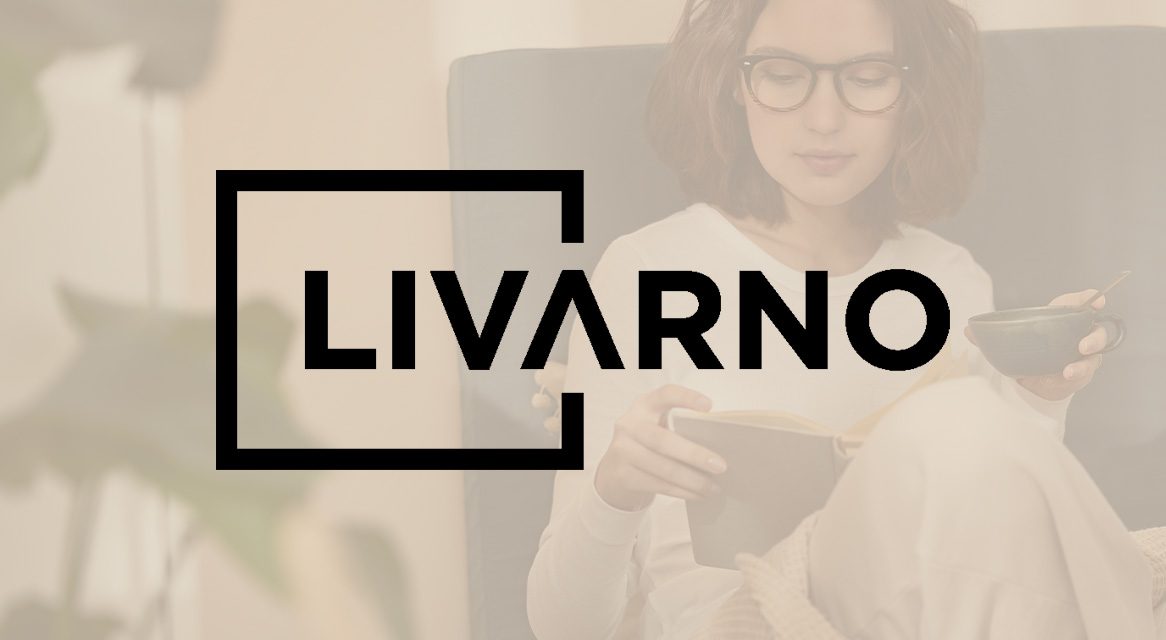 Frau liest Buch und hält Schale, im Vordergrund ein Logo mit dem Text 'LIVARNO'.