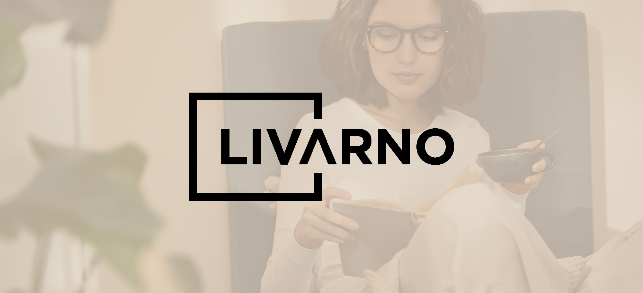 Frau liest Buch und hält Schale, im Vordergrund ein Logo mit dem Text 'LIVARNO'.