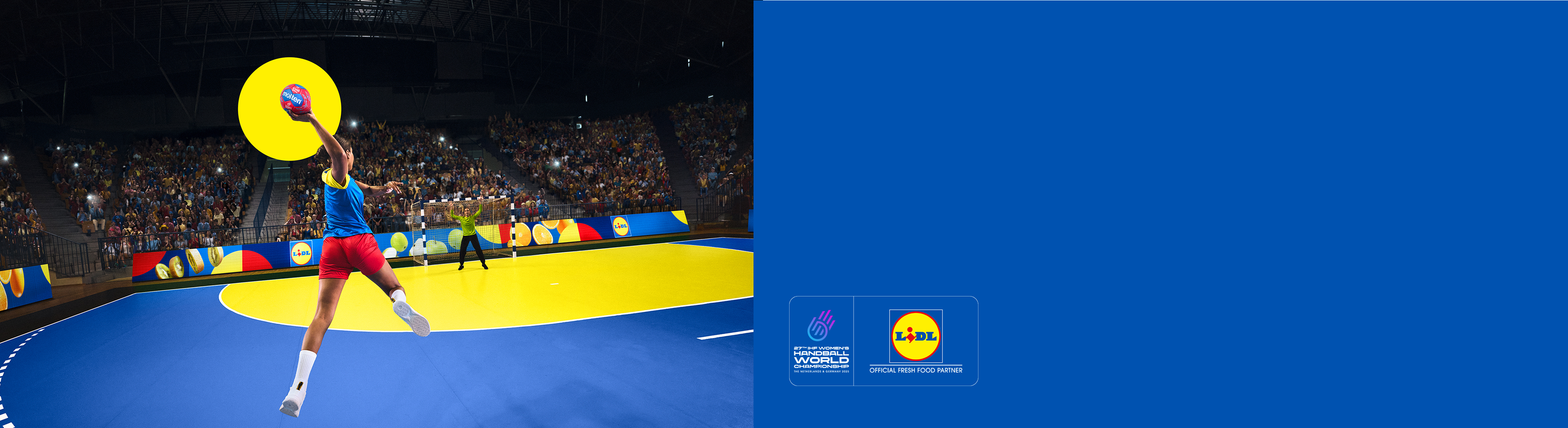 Handballspielerin in Aktion auf einem Feld mit Lidl-Logos und Zuschauern.