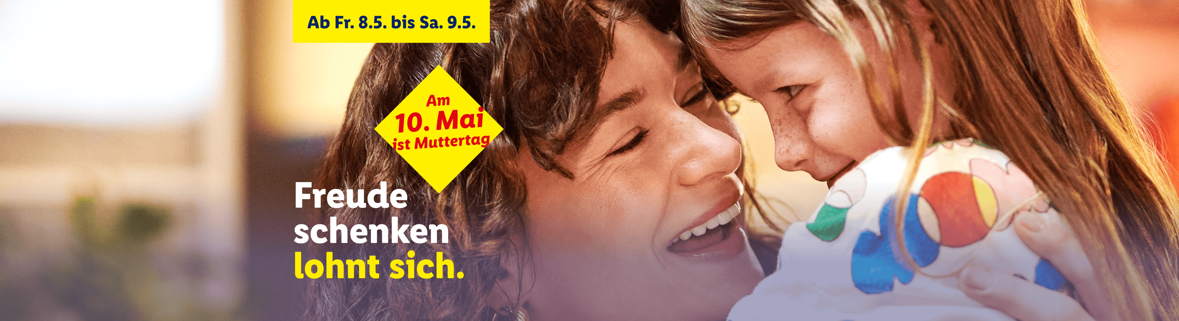 Mutter und Kind umarmen sich, mit Text 'Freude schenken lohnt sich' und 'Am 10. Mai ist Muttertag'.