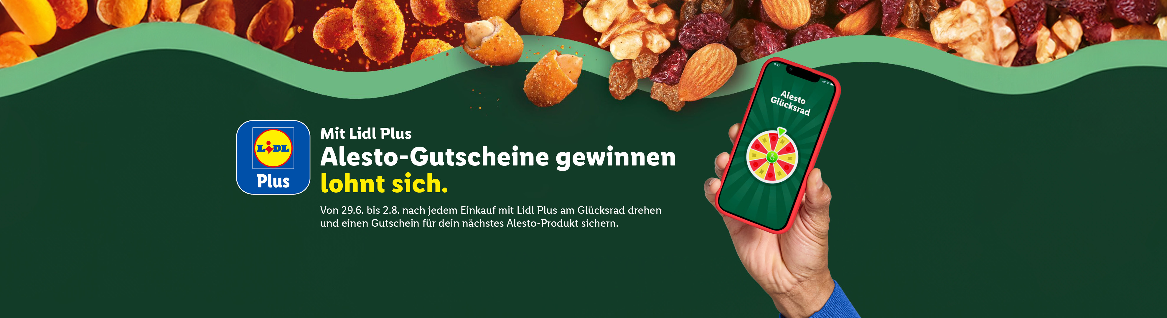 Eine Hand hält ein Smartphone mit einem Glücksrad, umgeben von Nüssen und Trockenfrüchten. Text: Mit Lidl Plus Alesto-Gutscheine gewinnen lohnt sich.