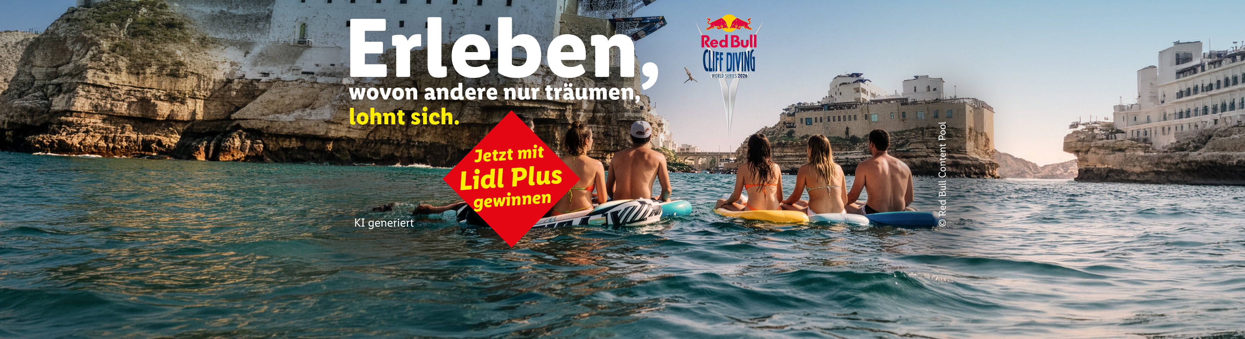 Fünf Personen auf dem Wasser, umgeben von Klippen und Gebäuden, mit Text über Träume und Gewinne.
