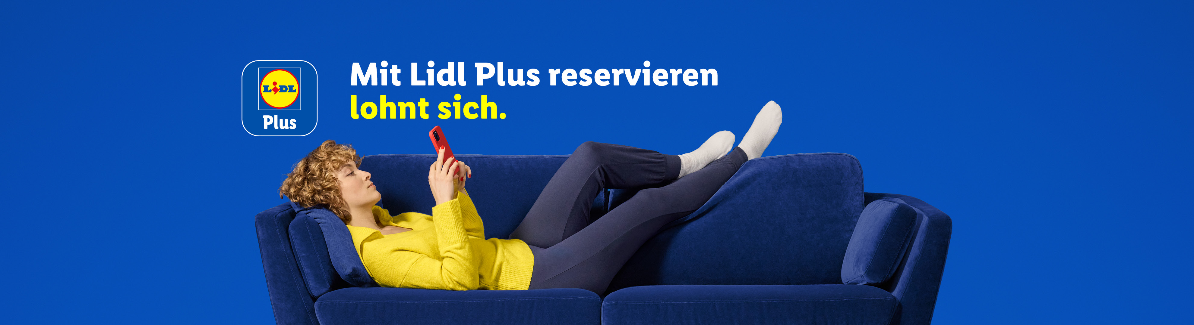 Frau entspannt auf blauem Sofa, nutzt Smartphone. Text: Mit Plus reservieren lohnt sich.