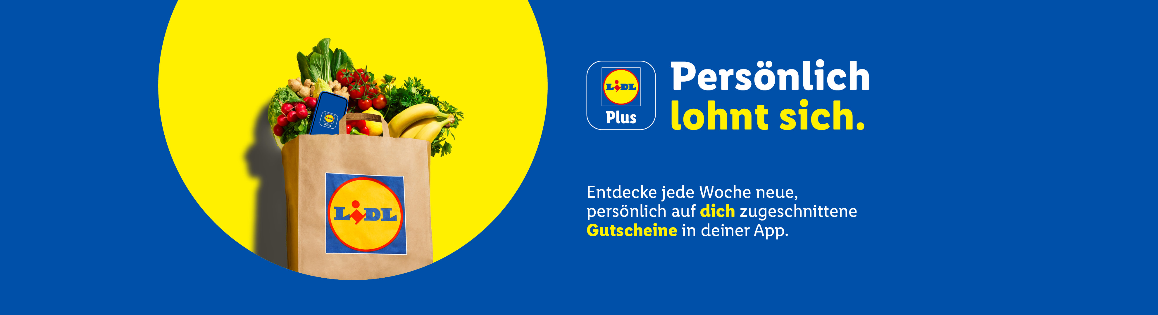 Lidl Plus Werbung: Einkaufstasche voller frischer Lebensmittel und Lidl Plus App auf blauem Hintergrund.