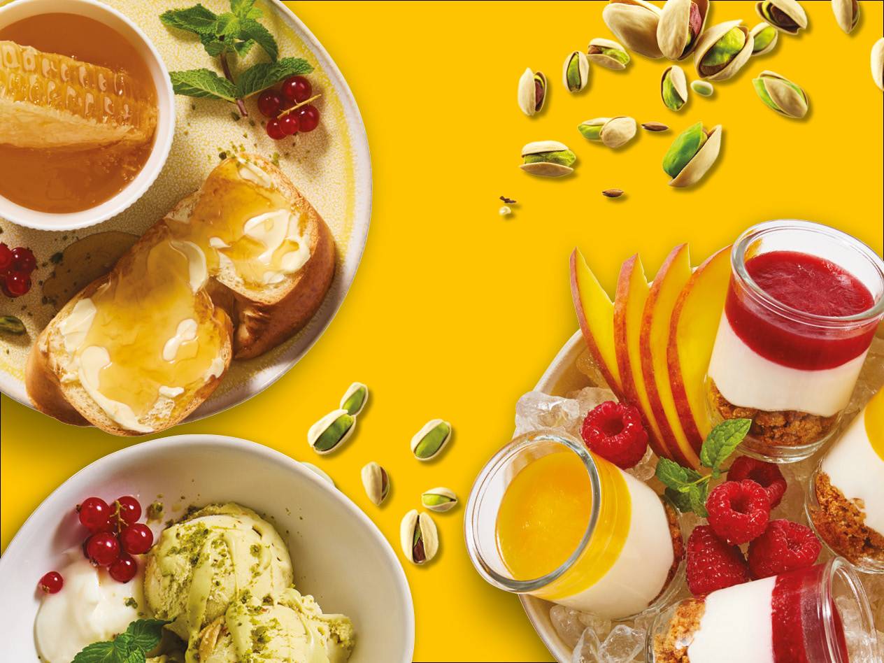 Frühstücks- und Dessertauswahl mit Honig, Toast, Eis, Panna Cotta und Pistazien.