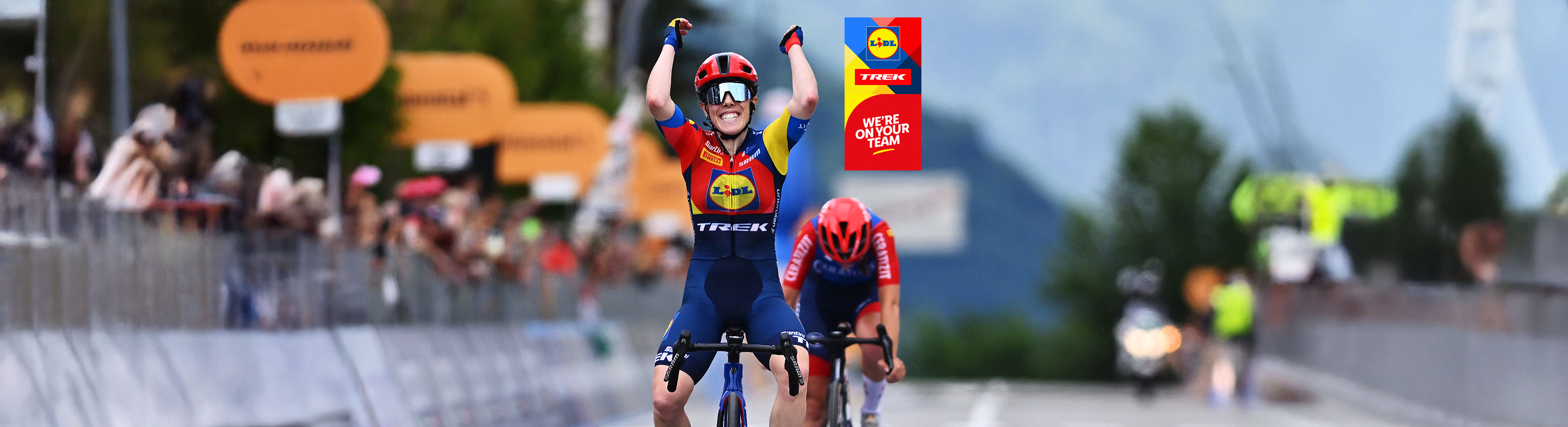 Uma ciclista da equipe Lidl-Trek celebra a vitória.