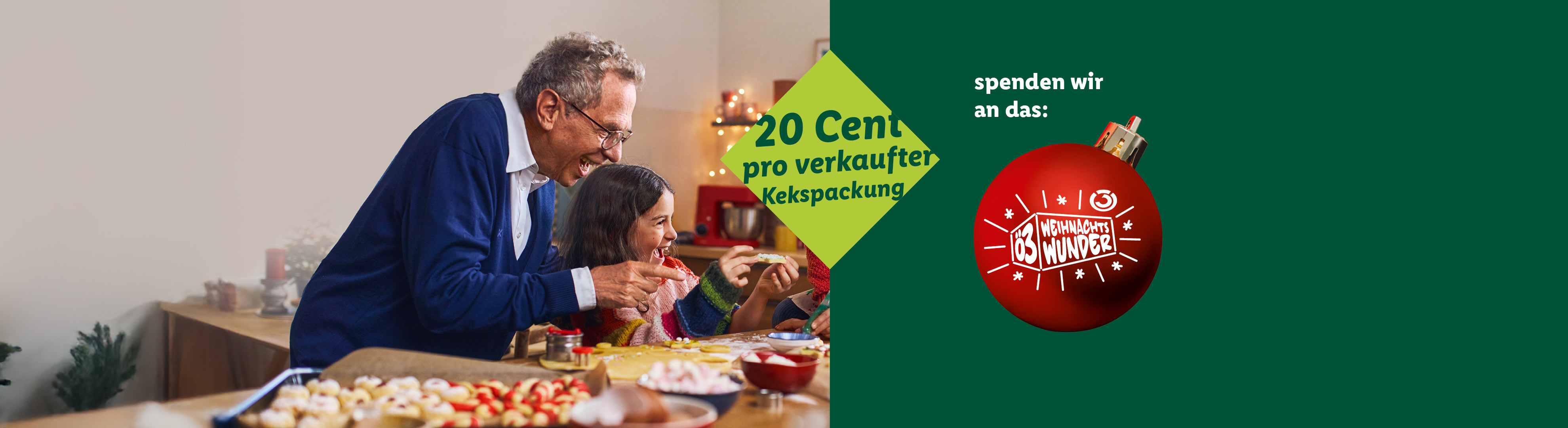 Großvater und Enkelin backen Kekse; 20 Cent pro Kekspackung werden an das 'Weihnachtswunder' gespendet.