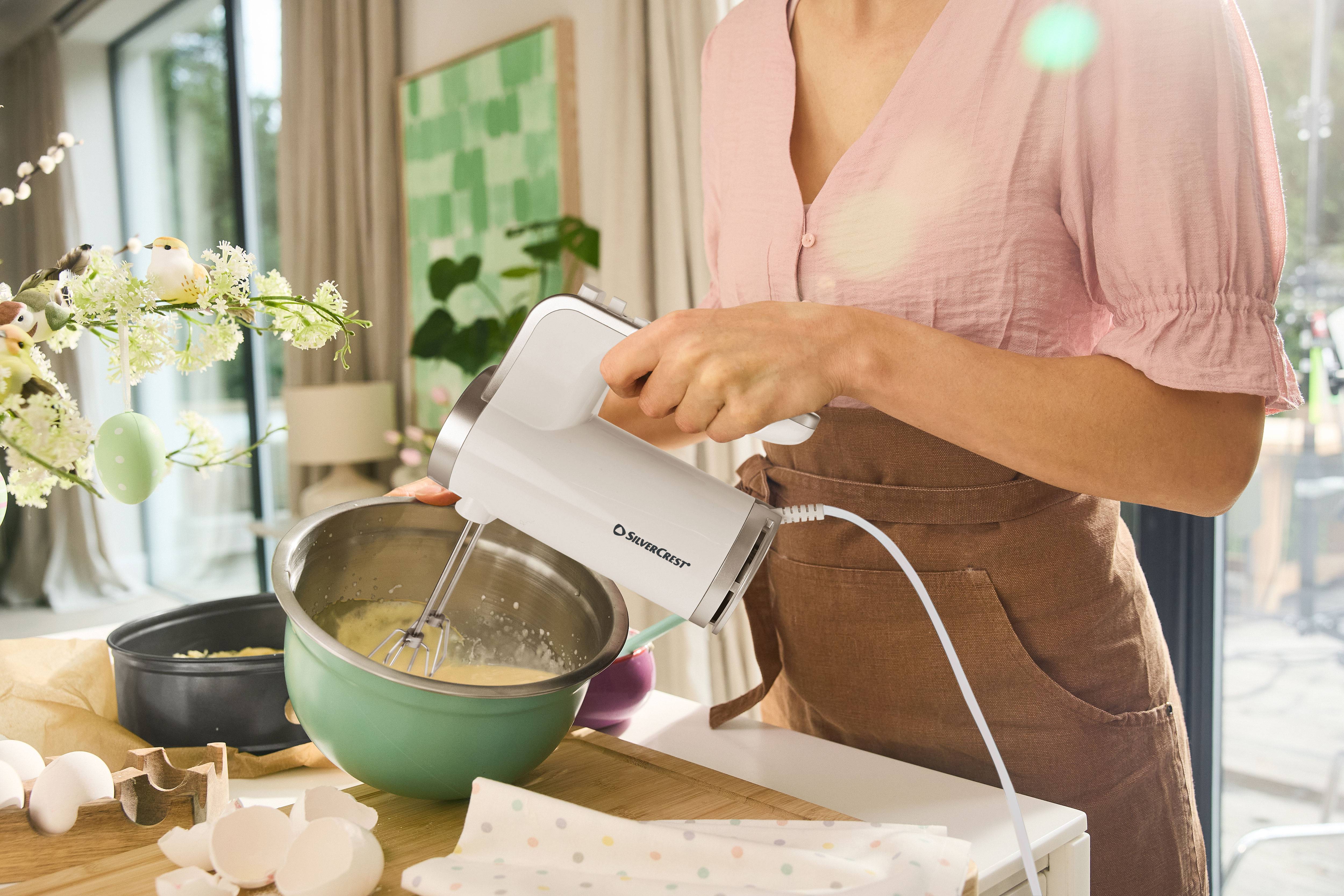 Frau benutzt einen SilverCrest Handmixer, um Zutaten in einer Schüssel zu verrühren.
