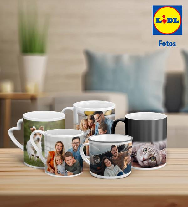 Fünf personalisierte Lidl Fotos-Tassen mit Familien- und Haustiermotiven stehen auf einem Tisch.