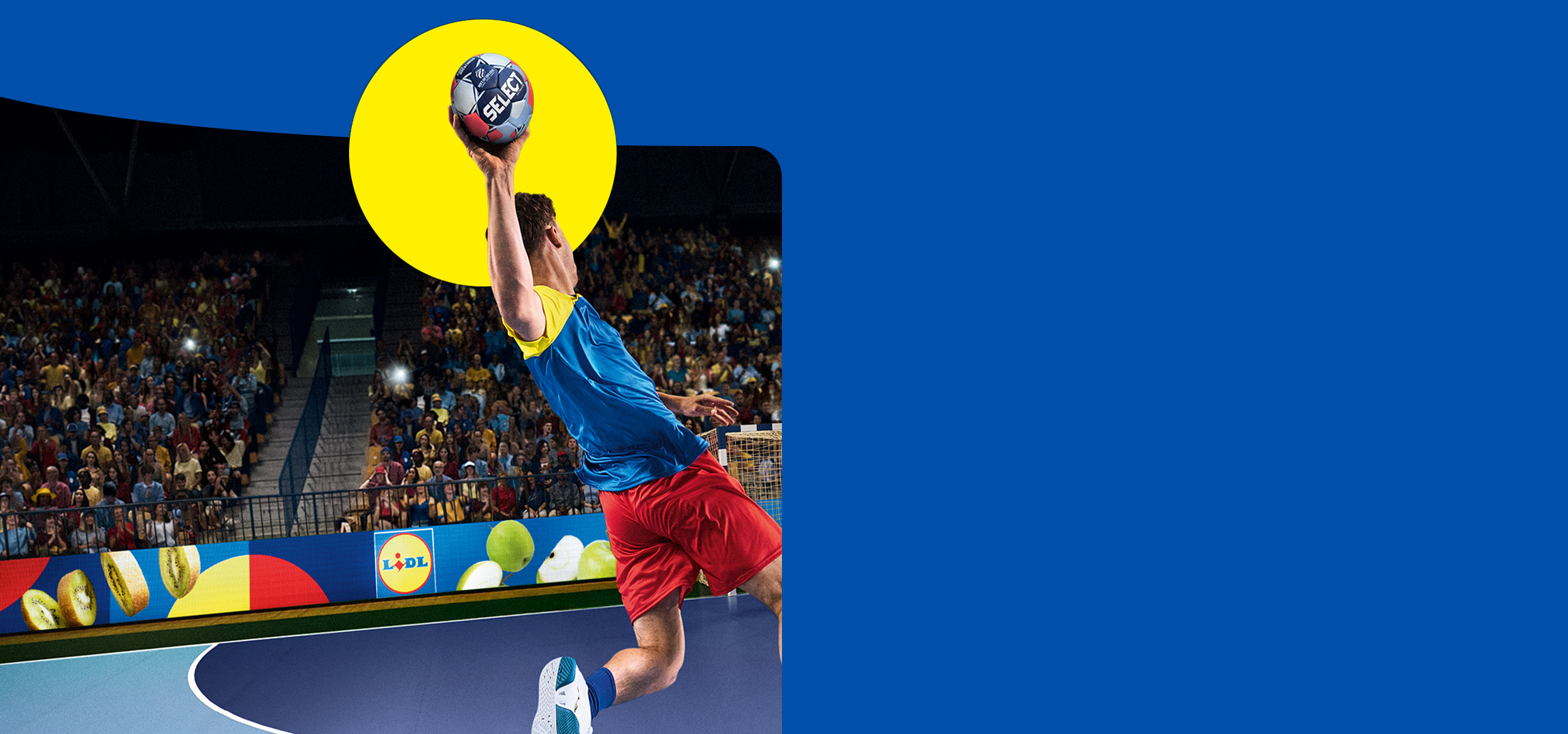 Handballspieler wirft Ball aufs Tor, mit Lidl-Logo auf der Werbebande.