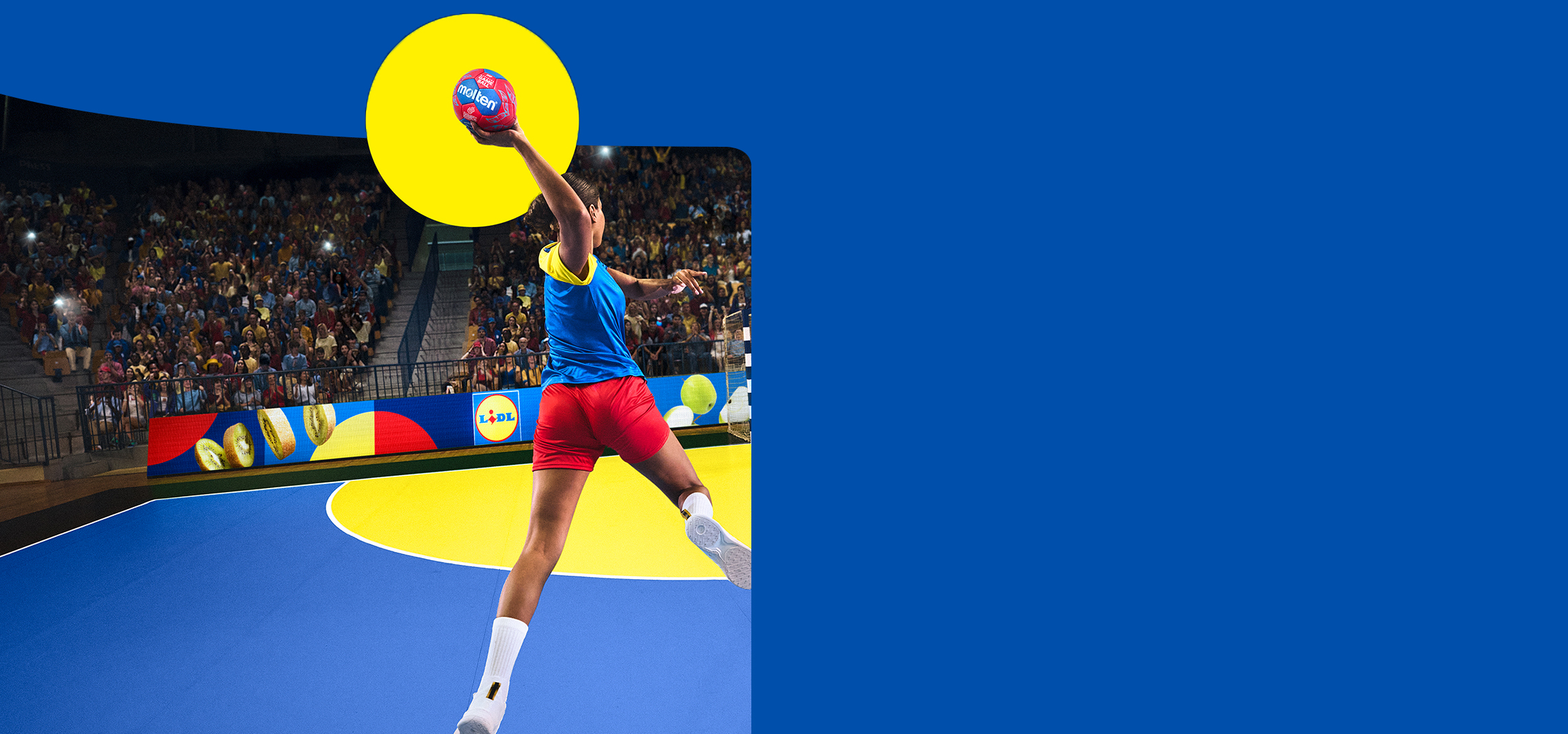 Handballspielerin wirft Ball auf Spielfeld mit Lidl-Werbung und Zuschauern.