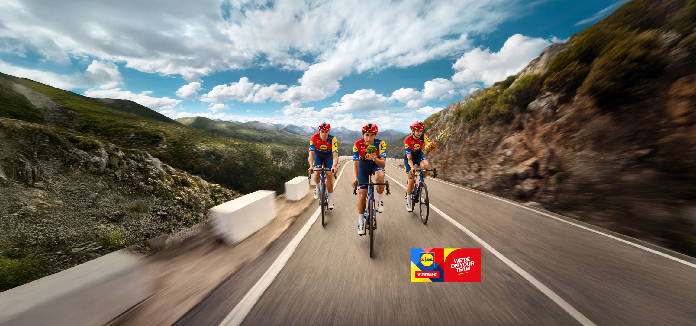 Três ciclistas da equipe Lidl-Trek em uma estrada de montanha.