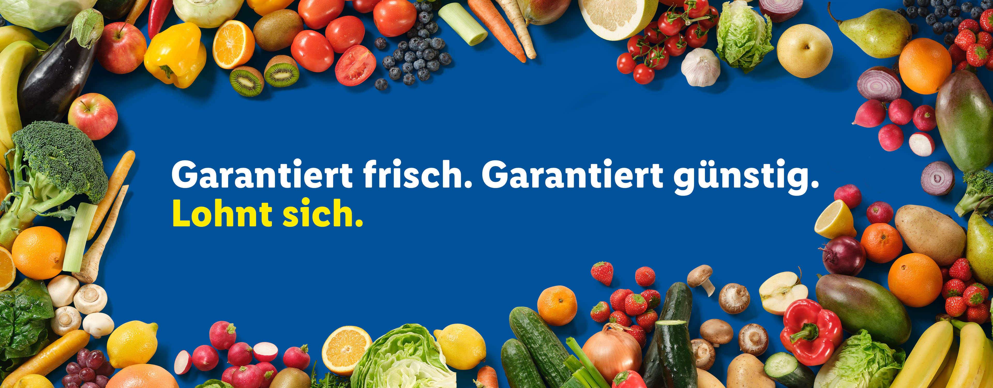 Frisches Obst und Gemüse umrahmen den Text: 'Garantiert frisch. Garantiert günstig. Lohnt sich.'