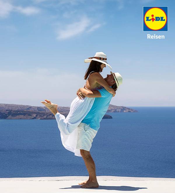 Ein Paar genießt einen romantischen Urlaub, beworben von Lidl Reisen.