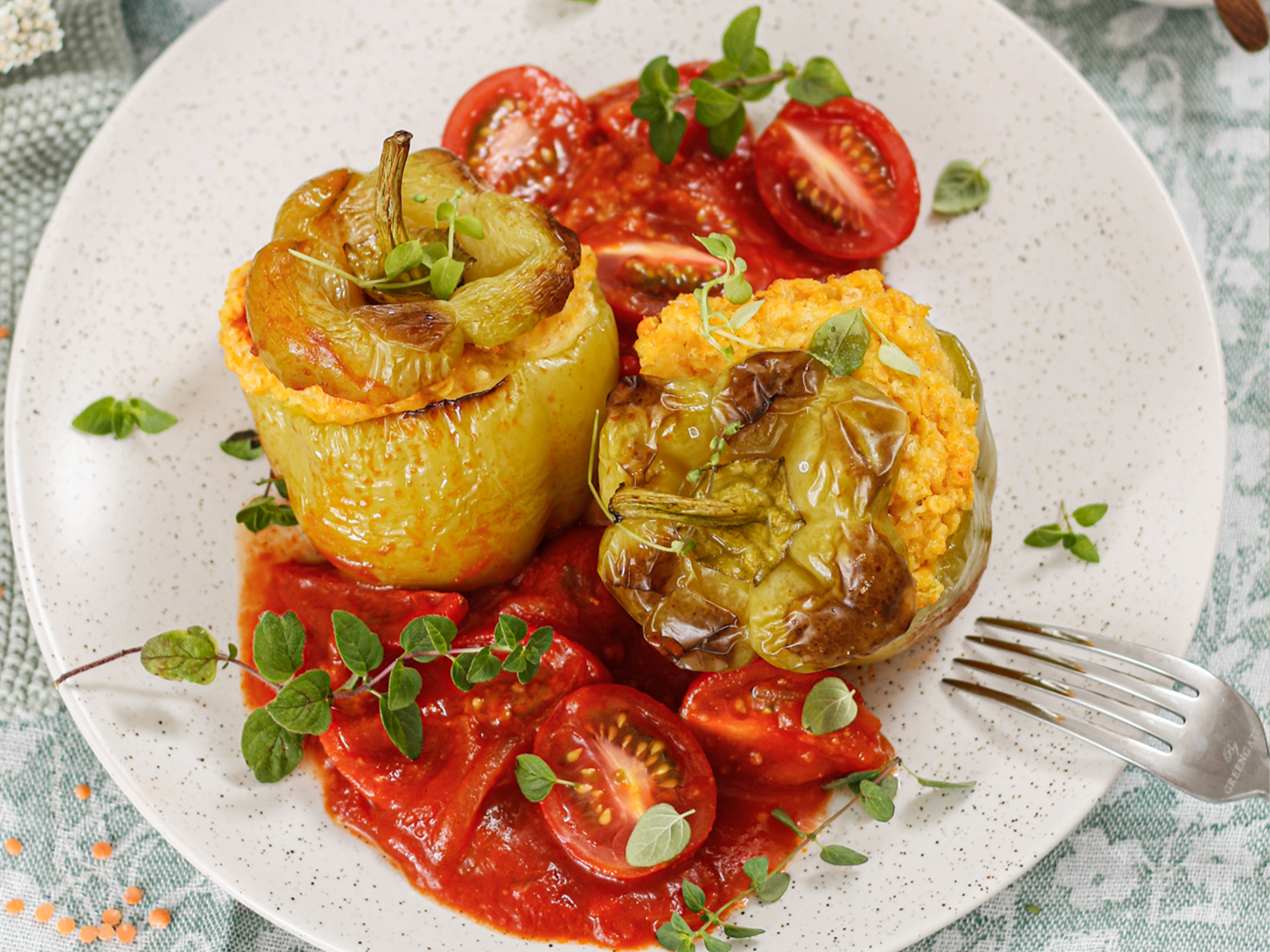 Vegetarisch gefüllte Paprika mit Tomatensauce