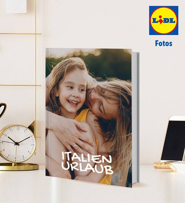 LIDL Fotos: Ein Fotobuch mit einem Bild von Mutter und Tochter im Italienurlaub.