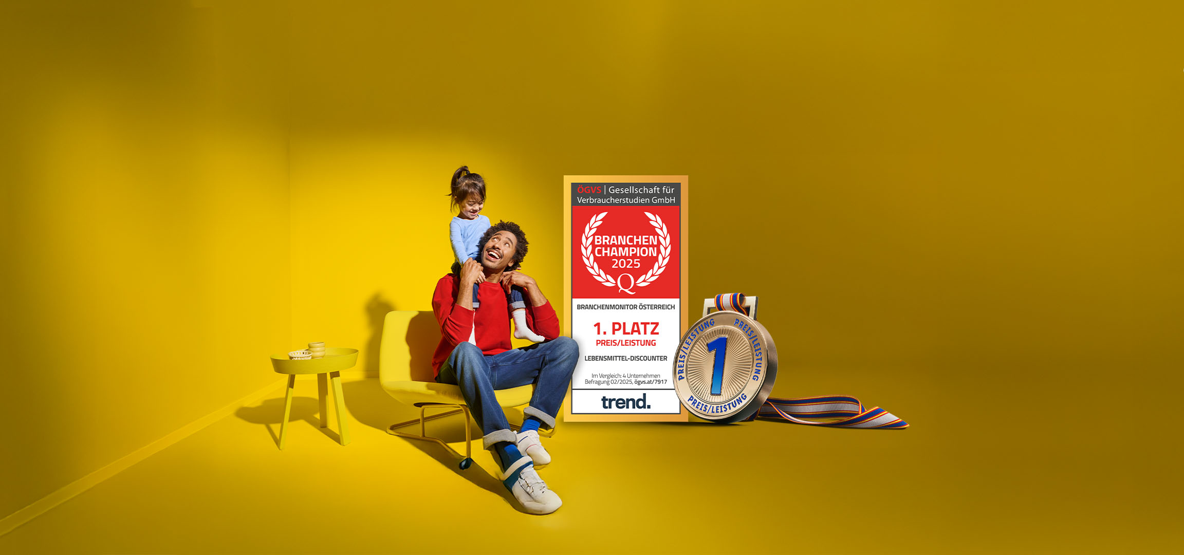 Ein Vater mit Kind feiert den 1. Platz beim Branchenchampion 2025 Preis/Leistung Award von Trend.