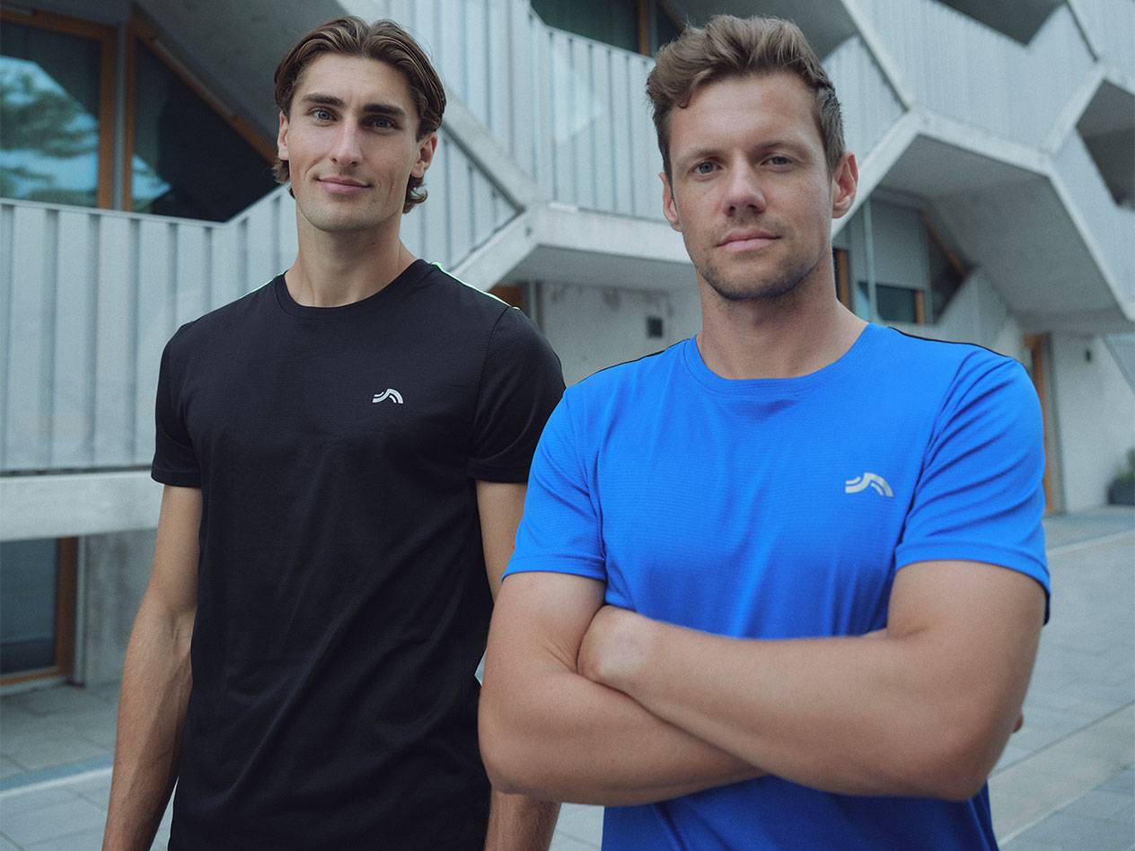 Zwei Männer in schwarzen und blauen Sport-T-Shirts mit Logo.