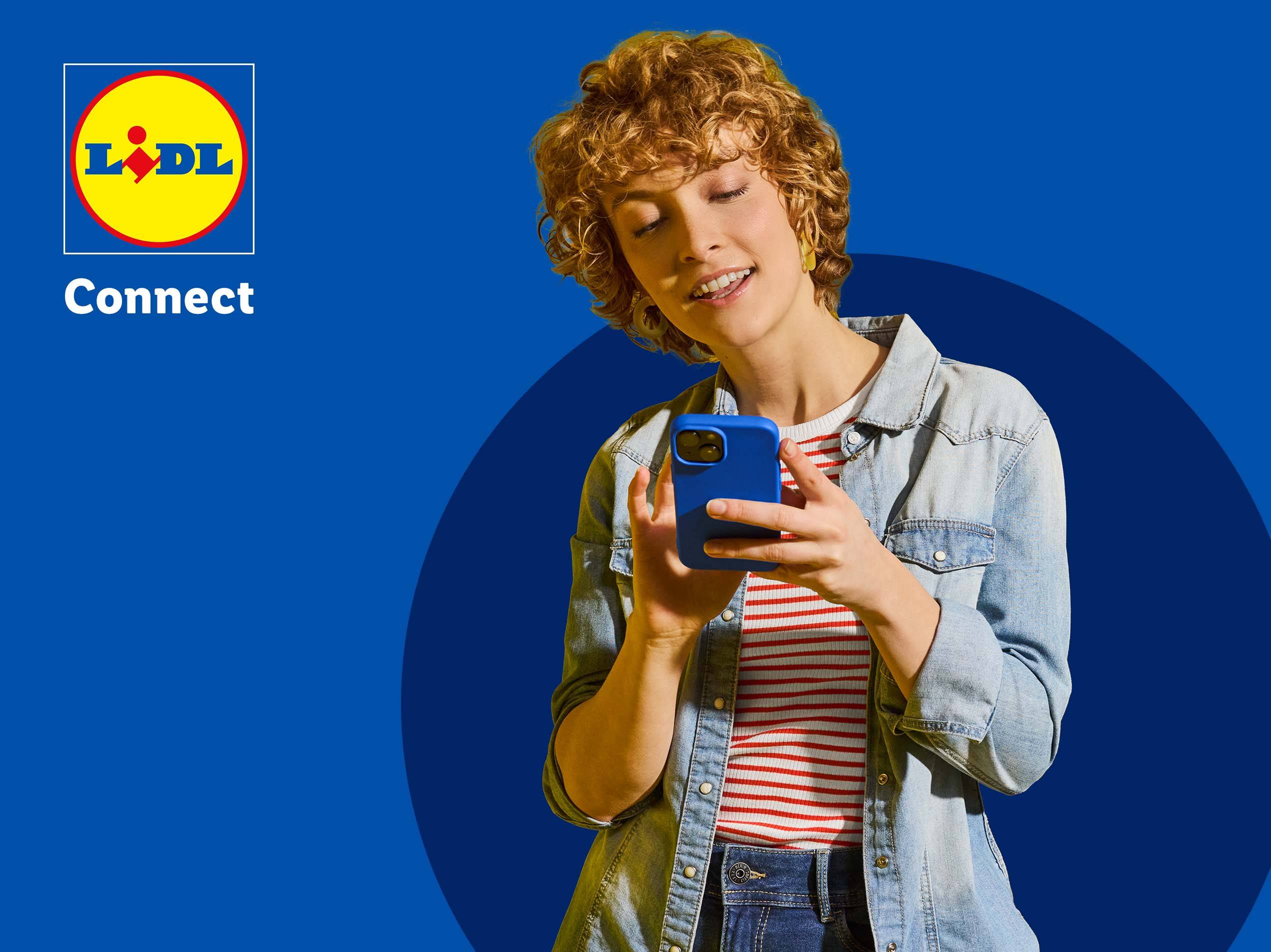 Eine Frau mit lockigem Haar, die ein Smartphone hält, mit dem Lidl Connect Logo.