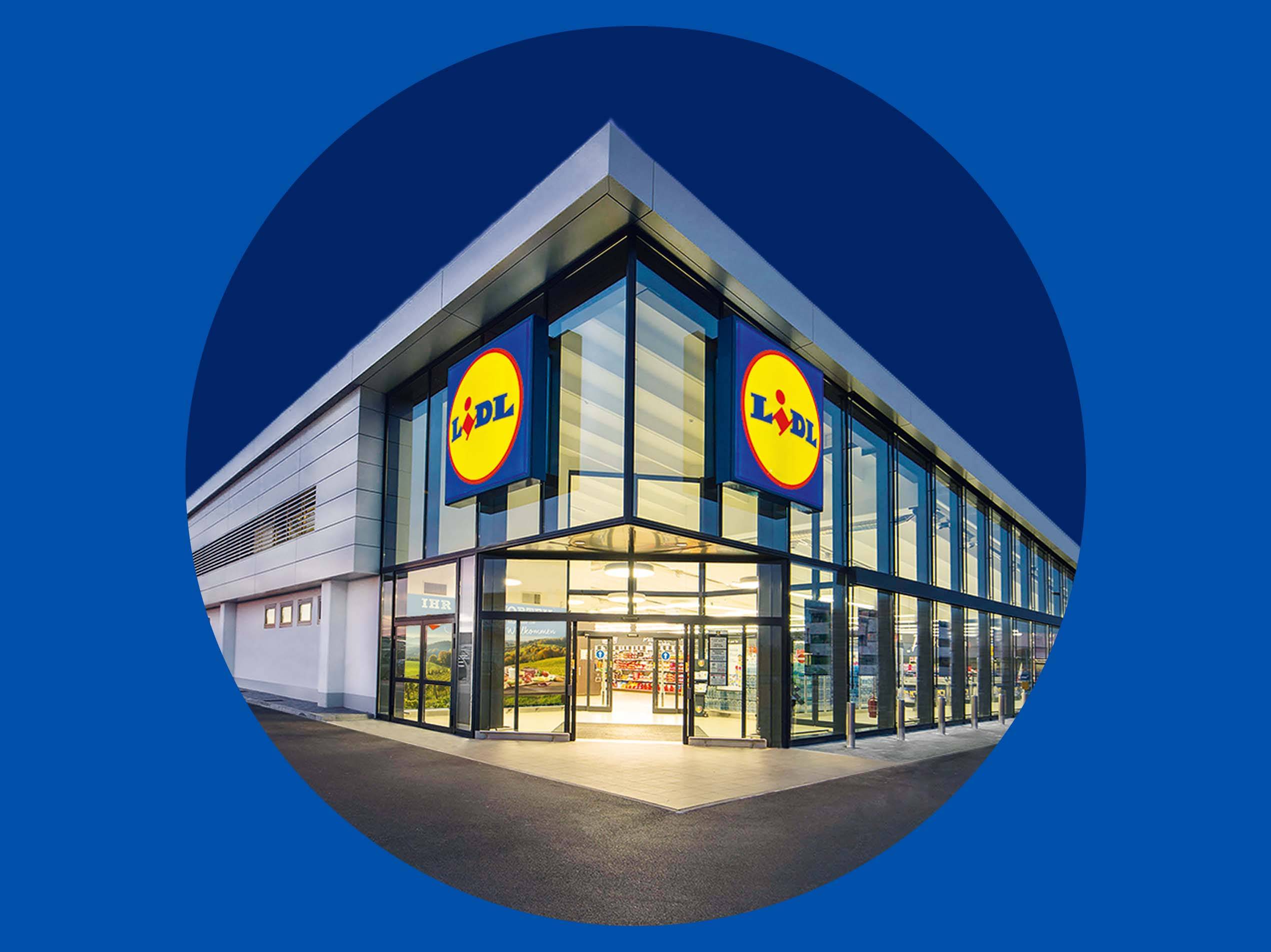 Ein modernes Lidl-Supermarktgebäude bei Nacht.