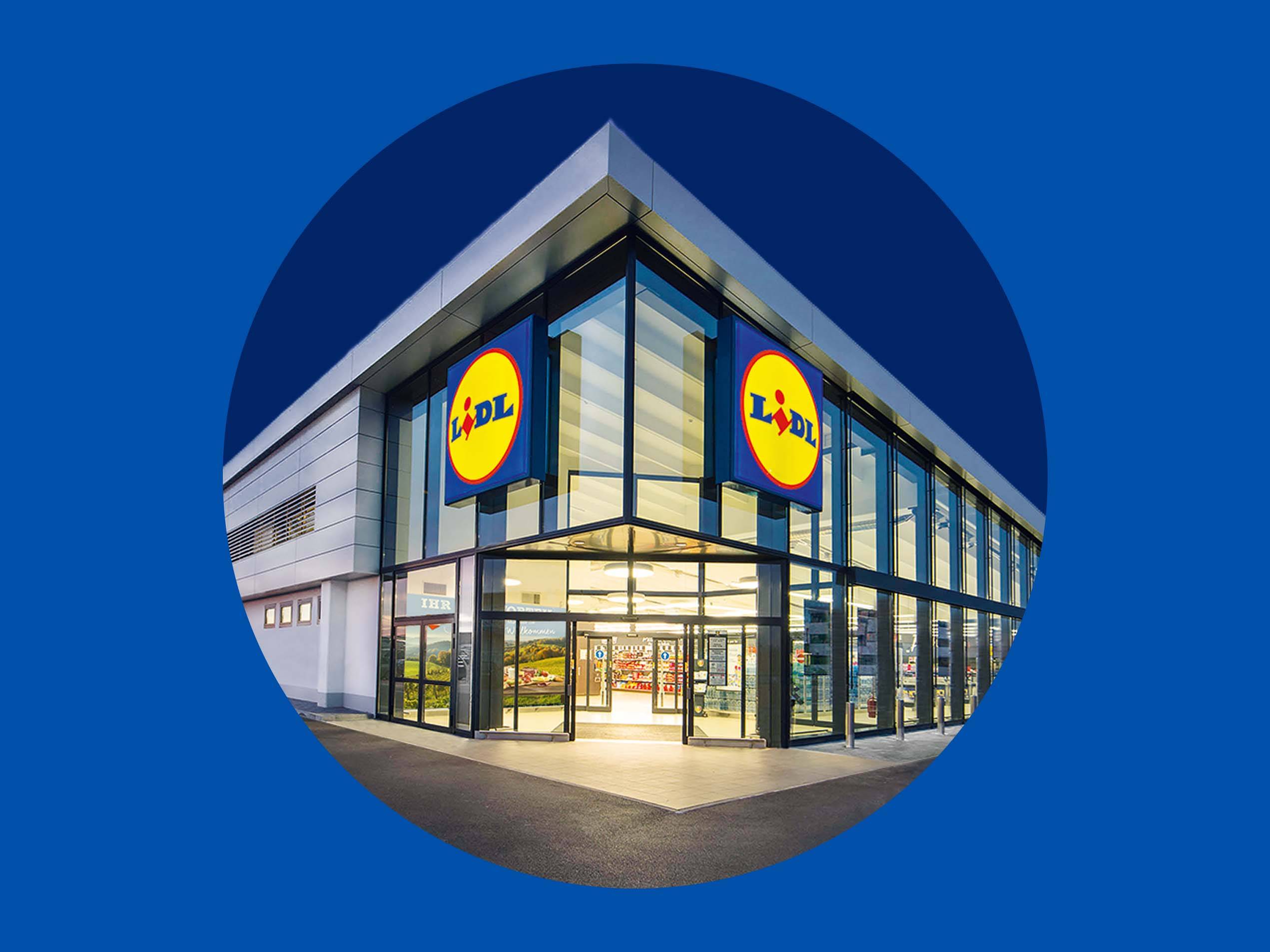 Ein modernes Lidl-Geschäft mit großen Glasfenstern und zwei leuchtenden Lidl-Logos.