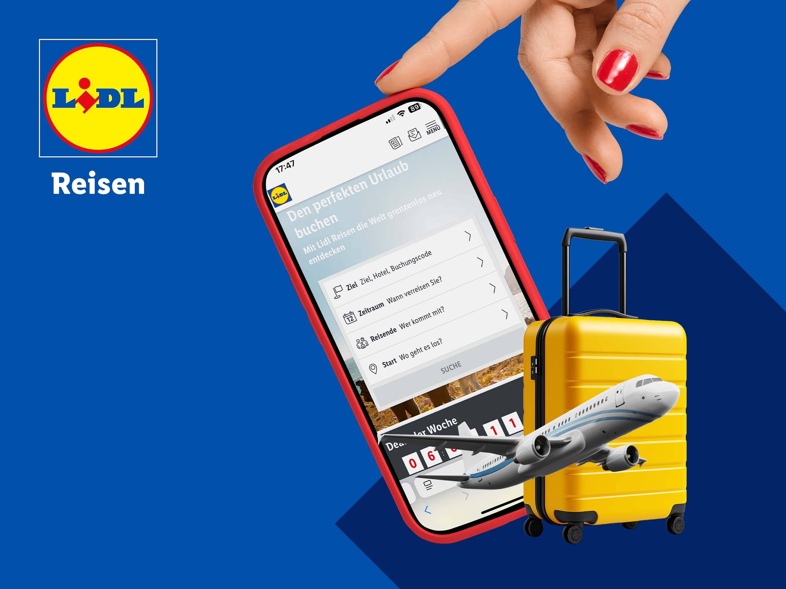 Eine Hand hält ein Smartphone mit der Lidl Reisen App, daneben ein gelber Koffer und ein Flugzeug.