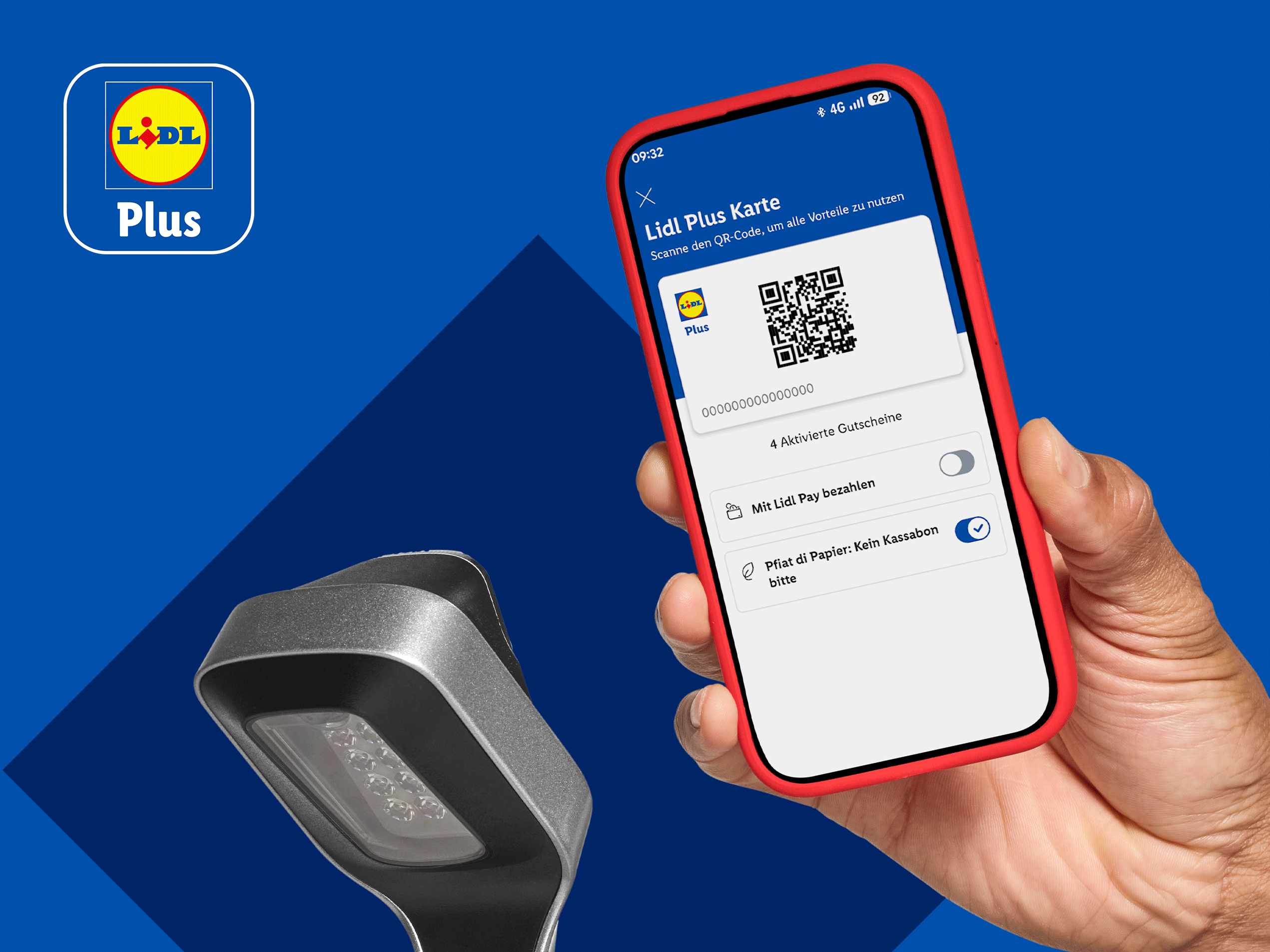 Eine Hand hält ein Smartphone mit der Kundenkarten-App, die einen QR-Code und Optionen für digitale Gutscheine und Bezahlung anzeigt, vor einem Scanner.