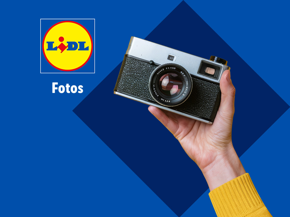 Eine Hand hält eine Vintage-Kamera vor einem blauen Hintergrund mit dem Lidl-Logo und dem Wort „Fotos“.