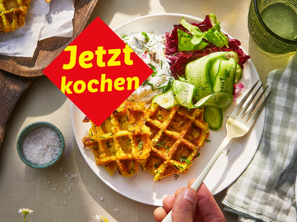 Zucchini-Waffeln mit Salat und Joghurt-Dip. Jetzt kochen!