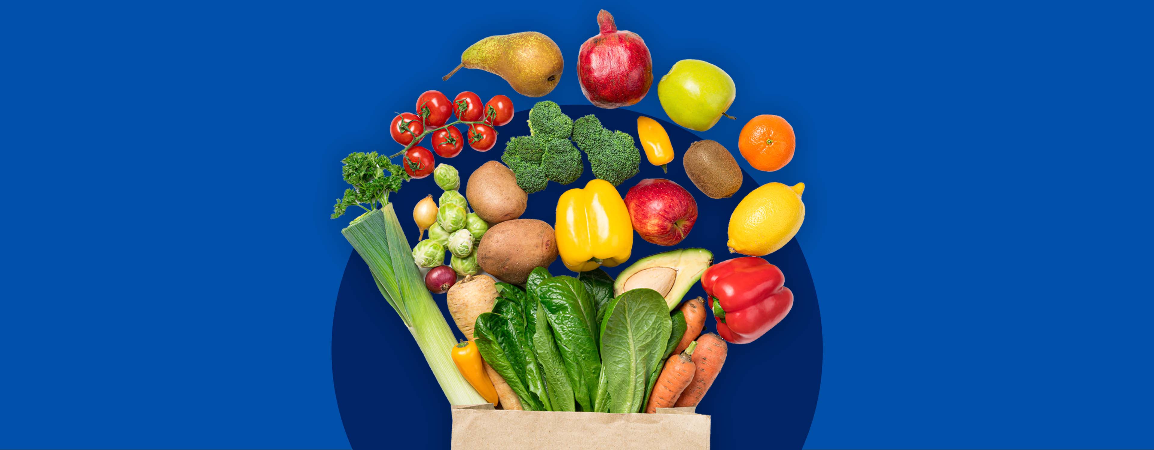 Ein brauner Papierbeutel voller frischem Obst und Gemüse schwebt vor einem blauen Hintergrund.